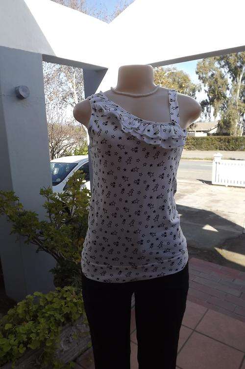 White one shoulder cotton top with strap on the shoulder in size 34/10.Scattered with black stars!