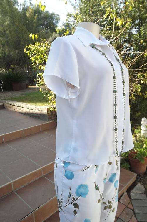 Pretty size 36/12 white summer top with capped sleeves.Hidden button down front.Used but in good con