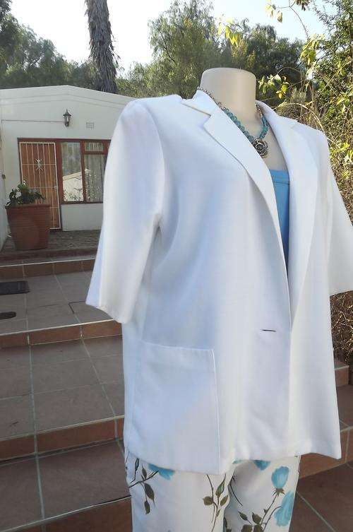 White straight cut summer short sleeve jacket by Selection size 40/16.Open collar and 2 pockets.
