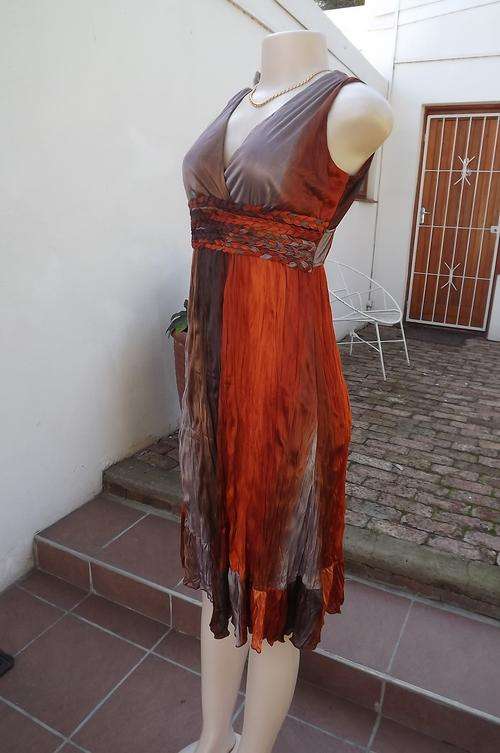 Silky summer dress in brick and earth colour shades.Size 34/10.Crinkled fabric.Good condition
