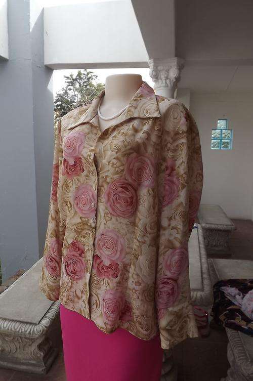 Smart beige blouse in creased polyester with bold pink roses size 42/18 by Topics.Styled with collar