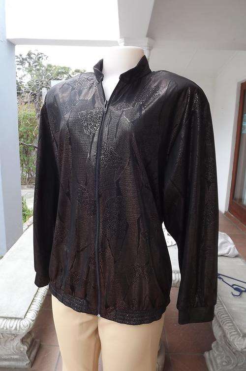 Light weight black zipped jacket with gold printed pattern.Size 42/18.Elasticated seam.Good conditi