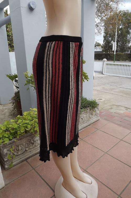Beautiful knitted tube skirt in crimson,beige and black.Size 38/14.Vertically striped pattern