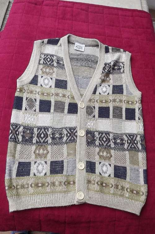 Men's Bel John acrylic knit sleeveless cardigan size Medium 104cm chest.In navy and beige pattern.