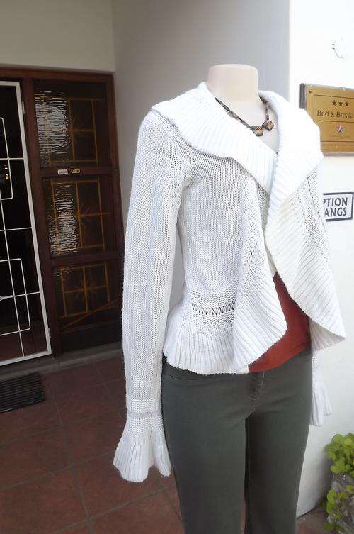 Open cream colour bolero style knitted top.Size 34/10.Frilled around rounded neckline and fronts.