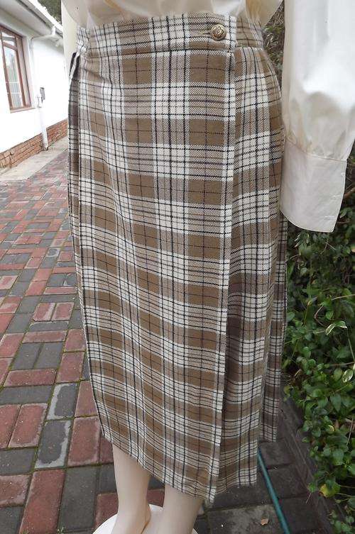 Beautiful beige checked tweed fold over skirt.Knife pleated.Size 36/12.Straight fit over tummy area.