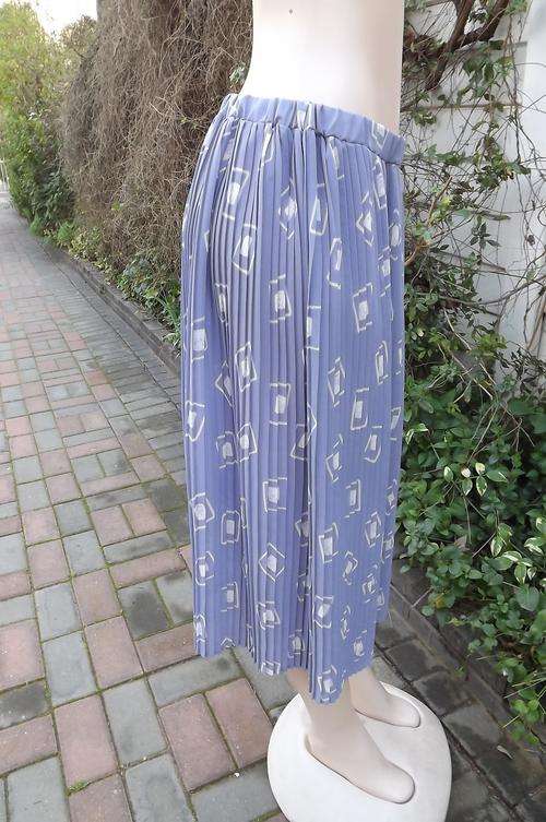 Periwinkle colour permanent pleated skirt size 40/16 with elasticated middle 90 cm.Full length 75cm.