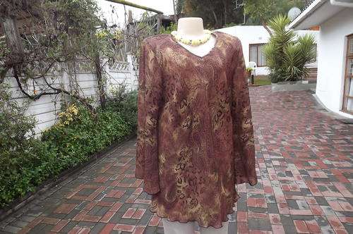 Burgundy and beige paisley patterned long polyester top size 40/16 by Donna Claire.Pointed edges