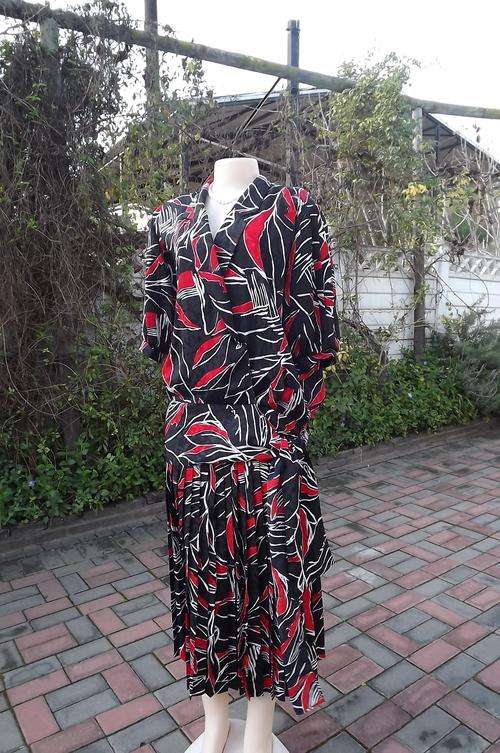 Fabulous vintage Smart Set Wolpe fashions dress size 38/14 in dark navy,red & white.Pleat at back.