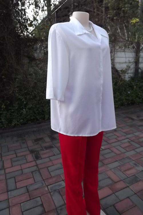 White polycotton short sleeve ladies shirt in size 44/20.heck textured pattern.Used but in good cond