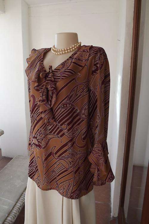 Light brown top with large purple pattern in size 40/16.Slitted neckline with frills.Good condition.