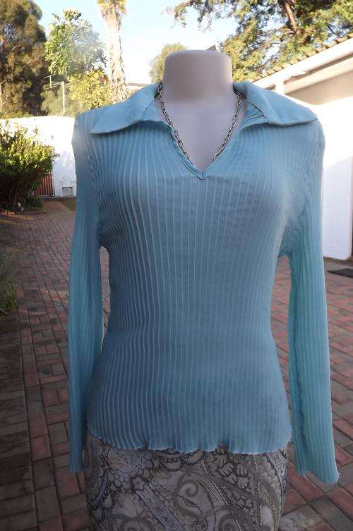 Light turquoise permanent pleated long sleeve V neck top with collar.Size 32/8.