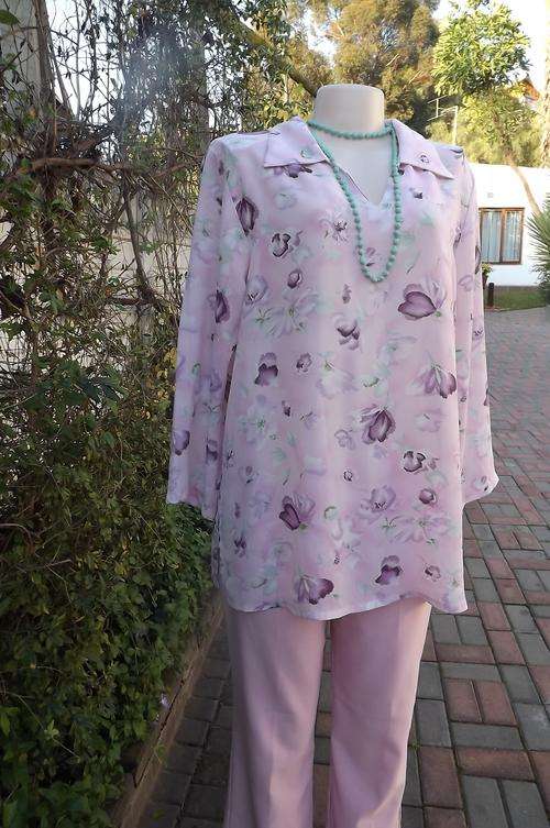 Pretty pink top with purple flowers by H2O in size 42/18.Collar with V front.Loose hanging style.
