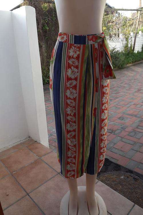 Amazing vintage 80's skirt by Scott in size 32/8 in viscose blend.Cross over skirt with tie.