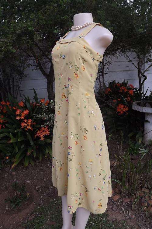Fabulous saffron colour summer dress with pretty floral pattern size 32/8.Bust 87cm.A line styled