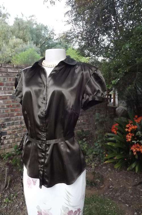 Chestnut brown silky capped sleeve blouse in size 40/16.Yoked shoulders.Choir boy collar.