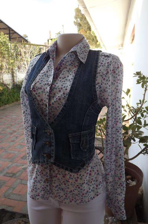 Blue denim 100% heavy cotton waistcoat in size 32/8 by RT.Pointed fronts.Button down.