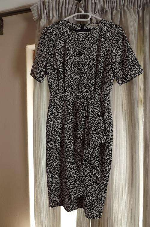Beautiful black floral fully lined front draped dress in size 32/8 by Tokyo Style.Short sleeves