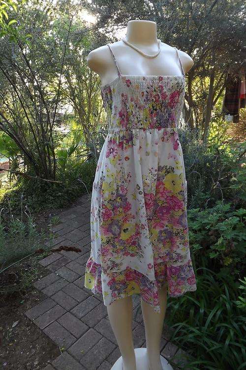 White floral polycotton strappy dress with elasticated bust.Size 40/16 by Insync.Skirt lined.