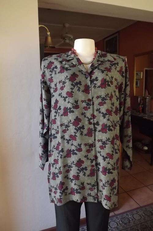 Kiki designer original blouse in military green with dark red roses size 44/20.Loose and comfortable