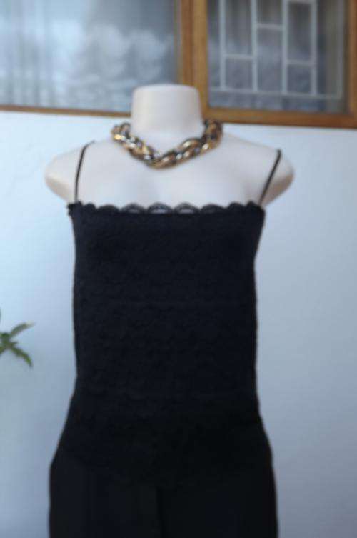 Sexy black strappy top in lace with lining.Adjustable straps.Size 40/16.Scalloped edging.