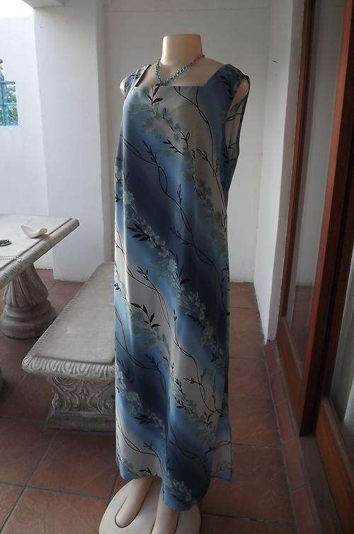 Diagonally floral patterned maxi dress in medley of blues.Size 44/20.Square neckline.Good condition