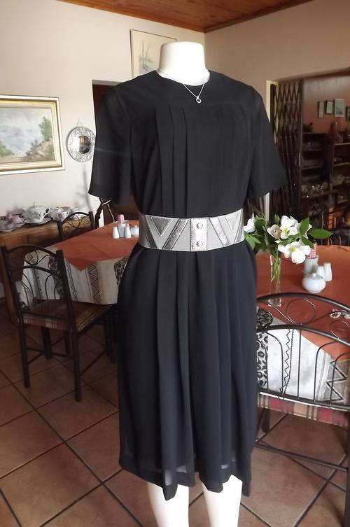 Smart black size 33/9 lined dress in sheer polyester with crepe look from Soir Tokyo.