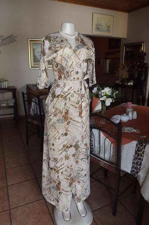 Fabulous Pres-Les long beige brown Carol night gown.Size 32/8.Fold over with belt and side pockets.