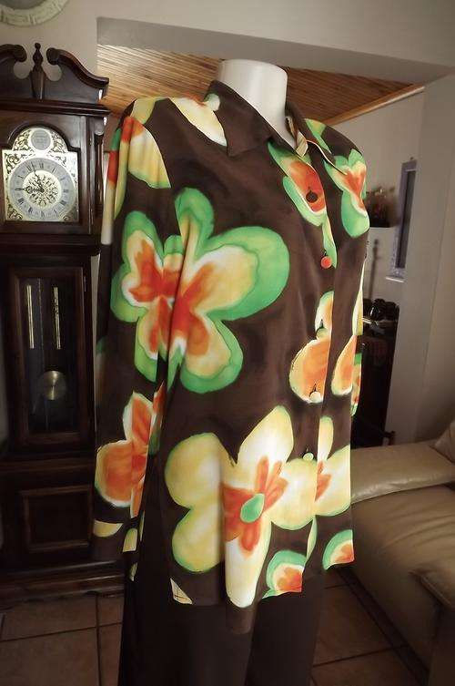 Chock brown vintage blouse with bold orange/green flowers from Woolworths.Size 38/14.Shirt collar