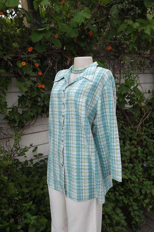 Ladies casual turquoise check 100% cotton shirt in size 44/20.Seersucker fabric.Button down front