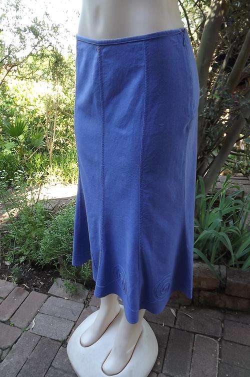 Stunning blue paneled kick-out linen/viscose blend skirt with twirl decorated.border. 36/12.As new.