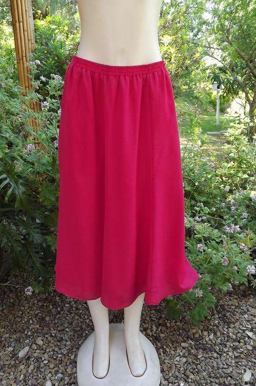 Stunning cerise colour lined panelled trumpet skirt by Riatlo.Size 38/14.Elasticated middle.