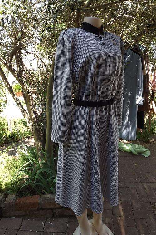 White and black small checked long sleeve winters dress in winters fabric size 38/14 by Foshini.