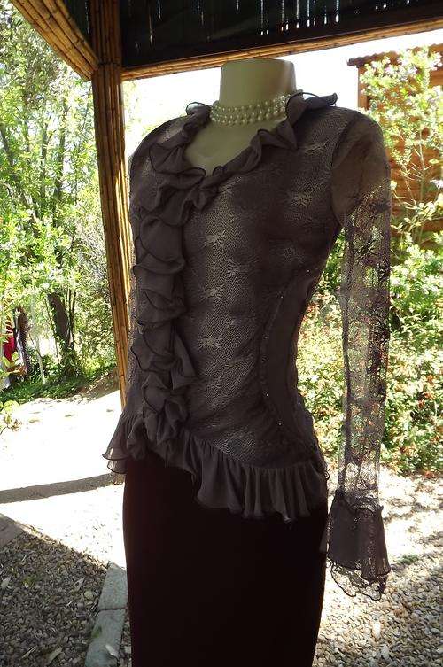 Exquisite top in stretch lace polyester with frilled neckline at front.Size 32/8.In new condition