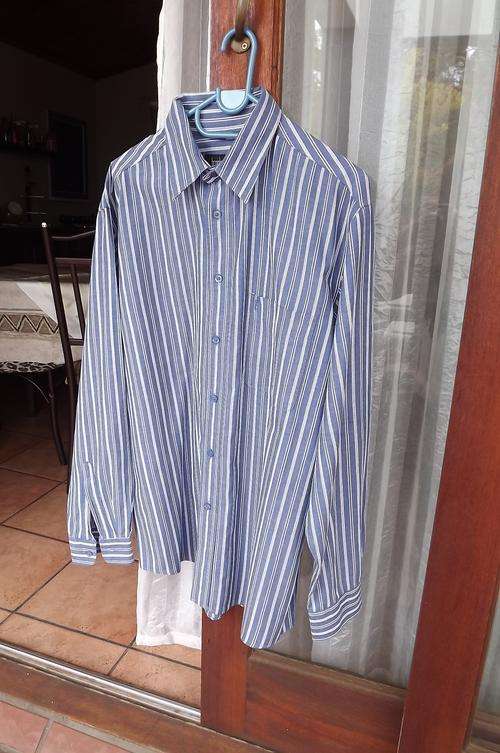 Blue and white textured Brooksfield men's shirt in size Large.In 100% cotton.Striped pattern