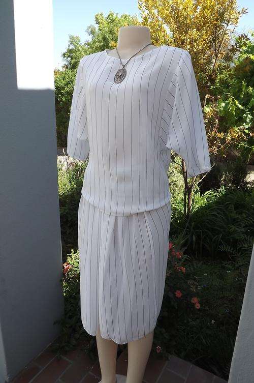 White Sheer Striped 2 Piece Ladies Suit in size 8/32 by Mr Brian Designer Collection -very good cond