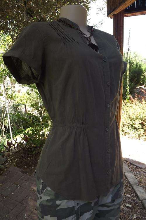 Cool cotton artichoke green casual top by Woolworths size 36/12.Cuffed sleeves.Elasticated middle.