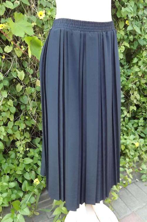 Permanent box pleated navy skirt with elasticated middle.Size 40/16 by Merien Hall Classics.