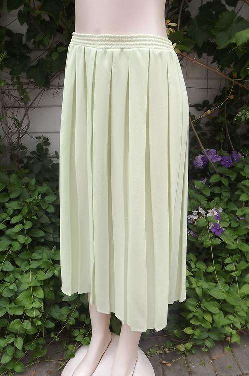 Mintgreen "Arezzo" skirt with permanent pleated box pleats.Size 42/18.Textured 100% wash & wear