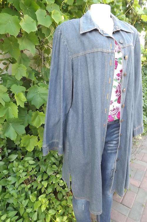 Denim Mia-Tiana long jacket.Button down front.Size 44/20.Yoked front.Slitted sides.Shirt type collar