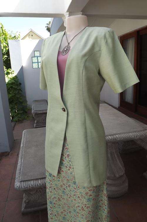 Fabulous moss green summer jacket.Long,tailored in elongating style.Size 34/10 by Truworths.New cond