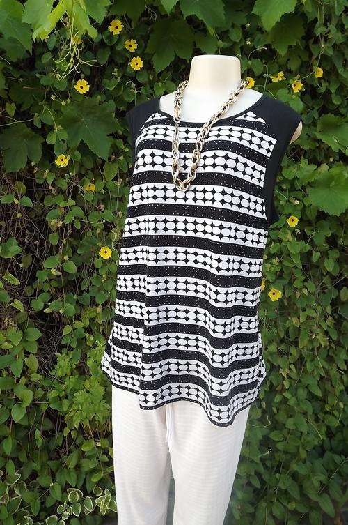Black and white Miladys top in size 44/20.Nicely done with horizontal pattern.Loose style.Good condi