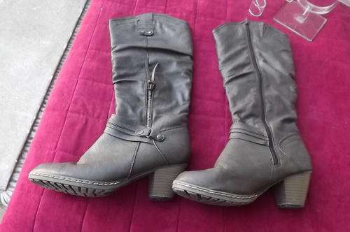 Pair of no6 soft synthetic boots in light brown.Two zips and decorations.Will need new heel ends