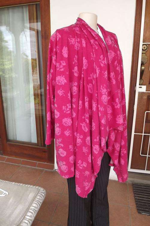 Beautiful cerise pink loose top in a knitted stretch polyester.Size 46/22.Wide loose collar.As new