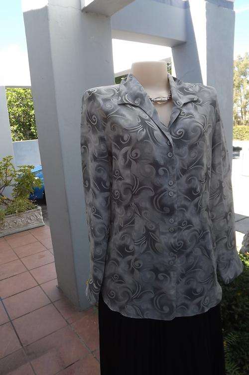 Elegant grey patterned size 36/12 Truworths tailored blouse.Shawl collar.Long sleeves.As new