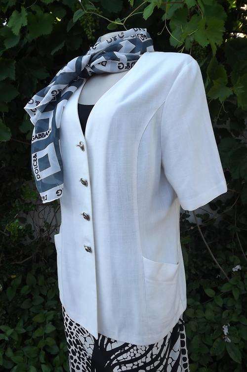 Elegant tailored jacket in cream.Collarless with V front.Size 36 by Woolworths.As new