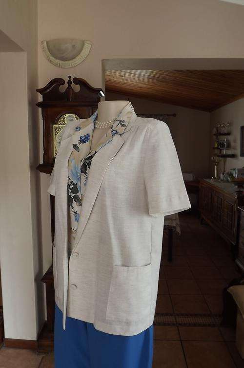 Versatile cream ESSENCE by Truworths short sleeve jacket in textured fabric.size 36/12. As new