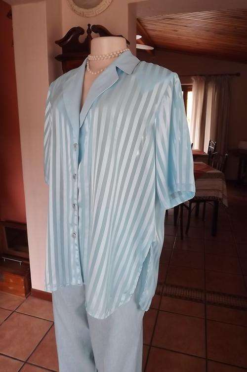 Smart light turquoise sheer short sleeve blouse in size 44/20.Shiny striped pattern.New condition