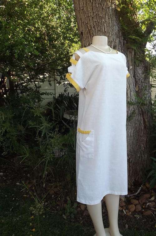 White polycotton summer dress with linen look shift style. Size 36/12. Used but in good condition.