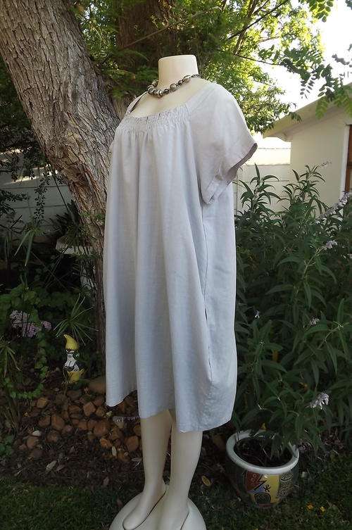 Baby on board knee length dress in light grey colour - Size 42/18. Used but in good condition.